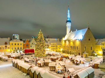 https://upload.wikimedia.org/wikipedia/commons/8/8a/Tallinn_christmas_market.jpeg